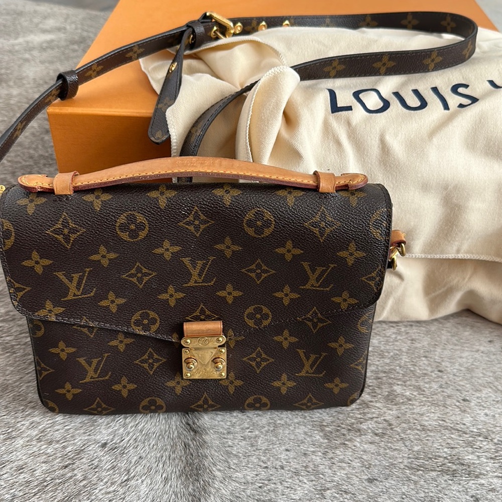 Louis Vuitton Pochette Métis- excellent condition. March 2017.